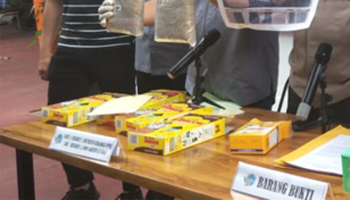 Kardus susu yang dimanfaatkan pelaku untuk menyelundupkan heroin.(firda0
