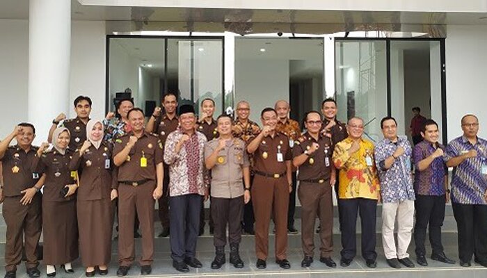 Wakil Wali Kota Tangsel Benyamin Davnie didampingi Kajari Tangsel Bima Suprayoga dan Kapolres Tangsel AKBP Ferdy Irawan saat melihat langsung pembangunan gedung Kejari Tangsel yang baru. (anton)