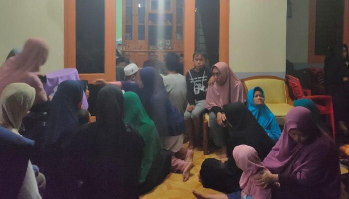 Kerabat berdatangan ke rumah Ruslianto, driver ojol yang tewas teretimpa reklame ambruk di Cengkareng, Jakarta Barat.