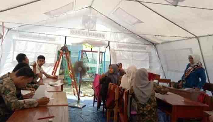 Salah satu kegiatan ujian siswa SKh Assalam 01, Jl. Raya Cendana Ciater, Serpong dalam tenda darurat. (anton)