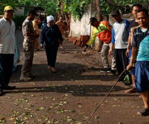Warga RW 08 Kelurahan Joglo, Kecamatan Kembangan, Jakbar bersama ASN kerja bakti membersihkan lingkungan pada Minggu (8/12/2019). (Rachmi)