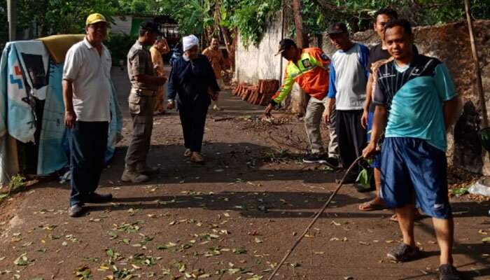 Warga RW 08 Kelurahan Joglo, Kecamatan Kembangan, Jakbar bersama ASN kerja bakti membersihkan lingkungan pada Minggu (8/12/2019). (Rachmi)