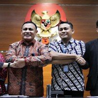 Ketua KPK Firli Bahuri bersama 2 Plt Jubir KPK Ipi Maryati (kiri) dan Ali Fikri (tengah) serta eks Jubir KPK Febri Diansyah. (ist)
