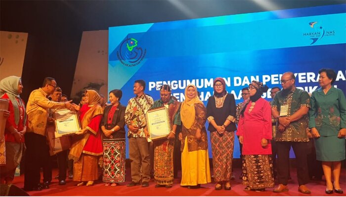 Menteri Kelautan dan perikanan menyerahkan penghargaan pada para pemenang kegiatan Hari Ikan Nasional ke-6 tahun 2019.(ist)
