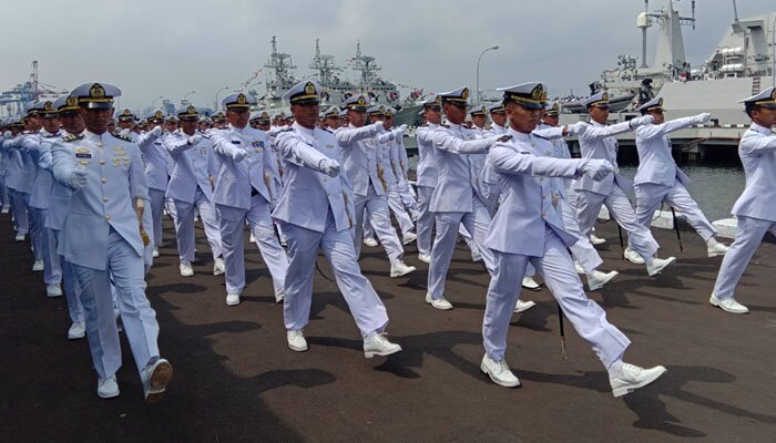 Peringatan Hari Armada di Dermaga Sunda Kompleks Satuan Koarmada I Pondok Dayung Jakarta Utara dengan Inspektur Upacara Laksamana Madya TNI Mintoro Yulianto. (rizal)