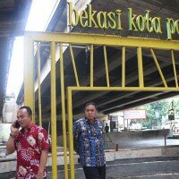 Wakil Wali Kota Bekasi Tri Adhianto di dampingi Sekretaris Camat Ahmad Saronni, Kepala Seksi Pemerintahan kecamatan Jatiasih Sarbini, meninjau lokasi taman skateboard.(saban)