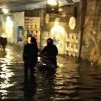 Kondisi kolong jembatan Dipo KRL Depok yang terendam air akibat hujan.