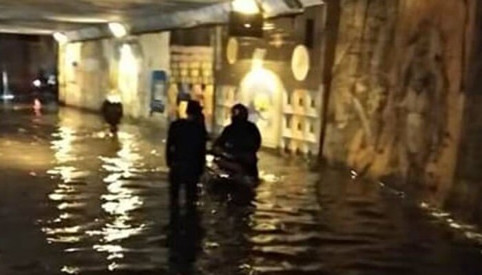 Kondisi kolong jembatan Dipo KRL Depok yang terendam air akibat hujan.