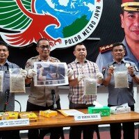 Kabid Humas Polda Metro Jaya Kombes Yusri Yunus bersama Unit 1 Ditresnarkoba Polda Metro Jaya menunjukkan barang bukti heroin milik WN Pakistan