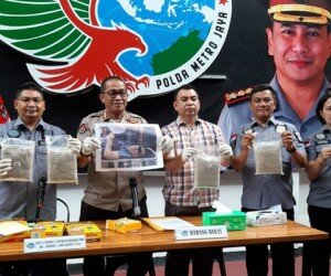 Kabid Humas Polda Metro Jaya Kombes Yusri Yunus bersama Unit 1 Ditresnarkoba Polda Metro Jaya menunjukkan barang bukti heroin milik WN Pakistan