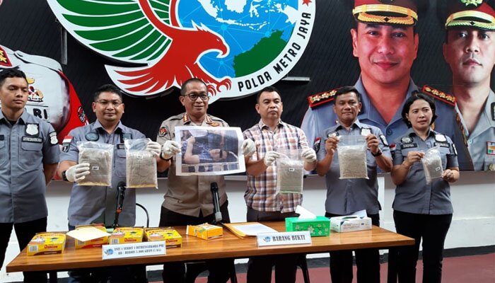 Kabid Humas Polda Metro Jaya Kombes Yusri Yunus bersama Unit 1 Ditresnarkoba Polda Metro Jaya menunjukkan barang bukti heroin milik WN Pakistan