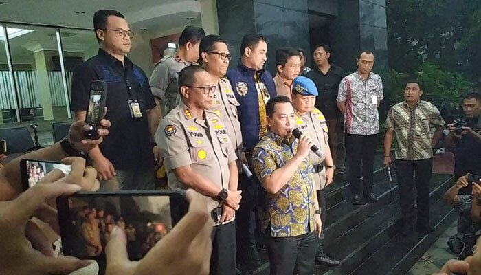 Kabareskrim Polri Komjen Listyo Sigit Prabowo (tengah) di Polda Metro Jaya, Jakarta Selatan, Jumat (27/12/2019). (firdha)