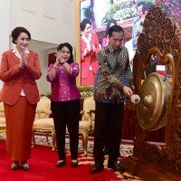 Kowani 2 Inbox x agus johara Johara 9:16 PM (1 hour ago) to me JAKARTA (Pos Kota) - Presiden Jokowi membuka Kongres XXV Kongres Wanita Indonesia (Kowani), di Istana Negara, Jakarta, Selasa (3/12). Dalam sambutannya, Jokowi menegaskan bahwa bangsa Indonesia sangat membutuhkan peranan kaum ibu dan perempuan dalam memajukan bangsa. Di tengah era keterbukaan informasi, peran para ibu bangsa diperlukan untuk menguatkan keluarga serta menanamkan nilai-nilai positif untuk membentuk generasi yang unggul dan berkualitas. "Bangsa ini masih membutuhkan peran besar kaum ibu untuk mewujudkan sebuah Indonesia maju. Peran dalam menguatkan keluarga, mendidik dan mencerdaskan bangsa, menciptakan generasi yang berkualitas dan berbudi pekerti, menjadikan keberagaman dan toleransi sebagai landasan nilai, serta generasi yang cinta, bangga, dan setia pada tanah airnya," ujar Jokowi. Saat ini, kata Jokowi, bangsa Indonesia dihadapkan pada ketatnya persaingan global. Untuk dapat menghadapi tantangan tersebut, bangsa Indonesia mesti bertumpu pada keunggulan sumber daya manusia yang dimiliki. Oleh karena itu, Kepala Negara menyampaikan, pemerintah menyadari kondisi tersebut dan menjadikan pembangunan sumber daya manusia (SDM) sebagai fokus utama pemerintahan dalam lima tahun mendatang. Di sinilah para ibu bangsa diharapkan dapat mengambil peran. "Saya mengajak hadirin para ibu bangsa untuk ikut serta dalam pembangunan sumber daya manusia Indonesia yang unggul ini. Kita ingin SDM kita memiliki budi pekerti yang luhur, memiliki keterampilan yang baik, serta menguasai ilmu pengetahuan dan teknologi karena memang persaingannya ke depan ada di situ," tuturnya. Kepala Negara mengakui bahwa saat ini negara kita masih harus berupaya keras menuntaskan berbagai persoalan SDM seperti salah satunya angka stunting yang masih relatif tinggi. Ke depannya, Presiden menginginkan agar angka stunting di Indonesia berangsur berkurang. "Memang hal yang tidak mudah, tapi saya meyakini insyaallah ini bisa kita kejar apabila kita semuanya bekerja keras bersama-sama," kata Presiden. Selain itu, Presiden juga berpandangan bahwa peran ibu dan perempuan untuk memajukan bangsa di berbagai lapangan pengabdian sangat terbuka lebar. Sejarah mencatat banyak perempuan hebat yang memiliki prestasi dan pengabdian yang luar biasa di berbagai bidang. Kaum ibu dan perempuan memiliki hak yang sama untuk memajukan bangsa ini. Maka, Presiden juga menegaskan bahwa tak boleh lagi ada diskriminasi terhadap peranan kaum perempuan di Indonesia. Presiden juga berharap kaum perempuan dewasa ini juga memiliki kesempatan besar untuk turut membantu meningkatkan perekonomian keluarga. Pemerintah telah memberikan peluang dan fasilitas untuk hal itu melalui salah satu programnya yang bernama Mekaar (Membina Ekonomi Keluarga Sejahtera) dengan menyediakan akses permodalan untuk dapat menjalankan usaha mikro, kecil, dan menengah. Dalam Kongres ini selain memilih ketua umum Kowani yang baru, dan pada kali ini diikuti dua kandidat yakni petahana Giwo Rubianto Wiyogo dan Ony Jafar Hafsah. Selain itu dalam kongres ini juga akan dibahas mengenai pemantapan strategi organisasi perempuan dalam menghadapi Revolusi Industri 4.0 dan masyarakat 5.0. (johara) Teks Foto : Presiden Jokowi saat membuka Kongres XXV Kowani didampingi Ketua Umum Kowani Giwo Rubianto Wiyogo. (ist)