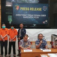Karo Penmas Divisi Humas Polri Brigjen Argo Yuwono didampingi Kasubdit 1 Direktorat Tindak Pidana Siber Bareskrim Polri Kombes Dani Kustoni menjelaskan kasus tersangka pornografi.