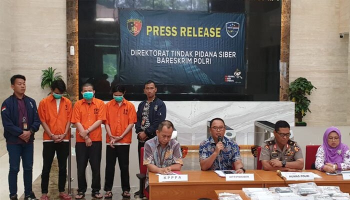 Karo Penmas Divisi Humas Polri Brigjen Argo Yuwono didampingi Kasubdit 1 Direktorat Tindak Pidana Siber Bareskrim Polri Kombes Dani Kustoni menjelaskan kasus tersangka pornografi.