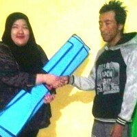 Kepala Desa Jaya Mulya, Sri Rezeki meneruskan penyerahan bantuan selimut, terpal, mie instan dan beras dari Pemkab Indramayu kepada warga terdampak angin puting beliung di kantor Kades setempat (taryani)