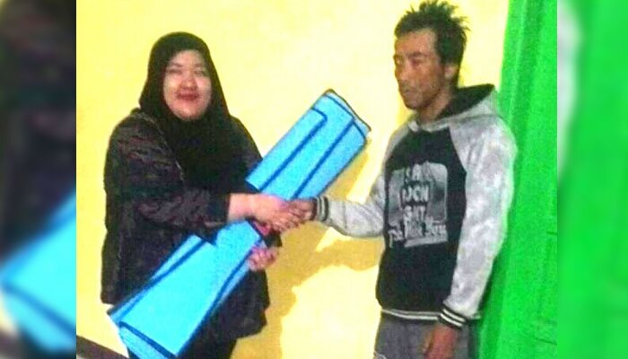 Kepala Desa Jaya Mulya, Sri Rezeki meneruskan penyerahan bantuan selimut, terpal, mie instan dan beras dari Pemkab Indramayu kepada warga terdampak angin puting beliung di kantor Kades setempat (taryani)