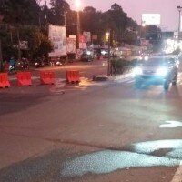 Suasana arus lalulintas di lampu merah Gadog.