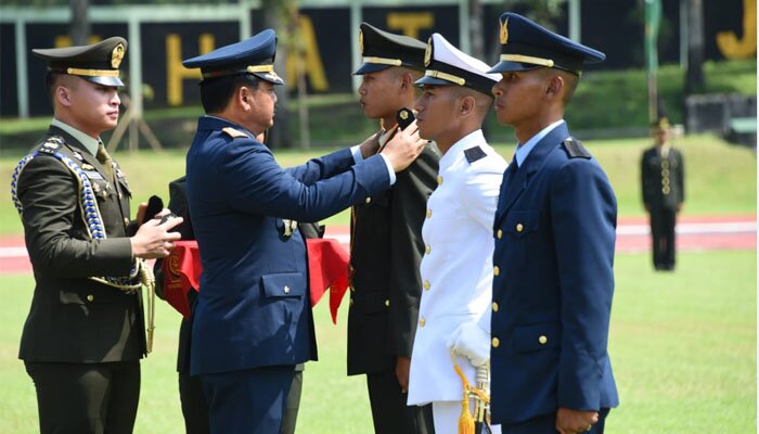 Panglima TNI Marsekal TNI Dr. (H.C.) Hadi Tjahjanto, S.I.P., melantik dan mengambil sumpah 92 Perwira Prajurit Karier (Pa PK) TNI di Akmil, Magelang, Jateng.(ist)