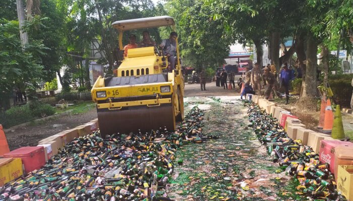 Ribuan botol miras berbagai jenis dan ganjankering sebanyak 56 Kg hasil razia Satpol PP Depok serta Polres Depok yang dimusnahkan. (anton)