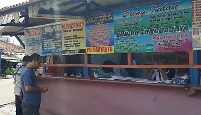 Penjualan tiket bus di terminal Lebak Bulus. (wandi)