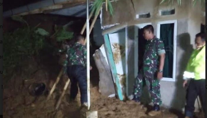 Rumah di Kampung Cidadap RT 10/02, Desa Muaradua, Kadudampit, Sukabumi yang tertimpa longsor dan menewaskan siswa MTs. (ist)
