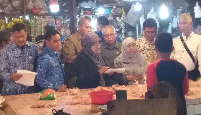 Staf Ahli Bidang Ekonomi dan Pembangunan Asloeah Madri didampingi Kepala Dinas Perdagangan dan Perindustrian Kania Purwanti, Kepala Diskominfo Sidik Mulyono saat meninjau Pasar Agung Depok II Tengah. (anton)