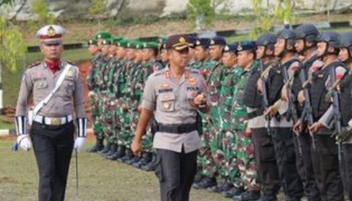 Kapolres Lampung Utara AKBP Budiman Sulaksono, S.I.K Saat Periksa Pasukan.(ist)
