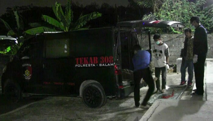 Jenasah pelaku saat dievakuasi.(ist)