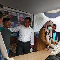 Petugas satnarkoba dan dinkes saat memeriksa urine salah satu pengemudi bus antar kota.