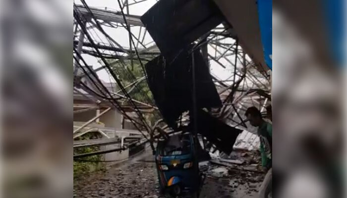Bajaj tertimpa menara RRI yang roboh di Radio Dalam, Jakarta Selatan. (ist)