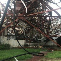 Pemancar RRI roboh menimpa rumah warga saat hujan disertai angin dan petir. (wandi)