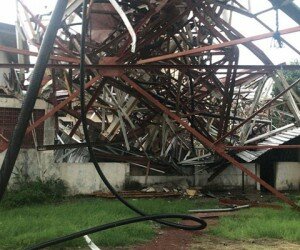 Pemancar RRI roboh menimpa rumah warga saat hujan disertai angin dan petir. (wandi)