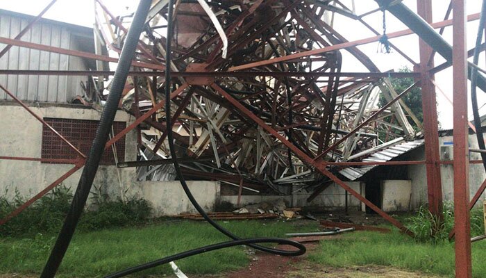 Pemancar RRI roboh menimpa rumah warga saat hujan disertai angin dan petir. (wandi)