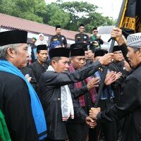 Walikota Serang, Syafrudin menerima pataka usai dilantik menjadi Ketua DPP PPSBBI.