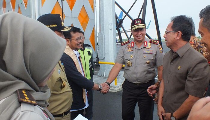 Menteri Pertanian, Syahrul Yasin Limpo (jas hitam) saat melakukan kunjungan kerja di perkebunan dan pengolahan nanas PT. Great Giant Pineapple, Lampung Tengah.