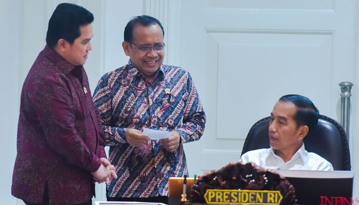Menteri BUMN Erick Thohir didampingi Mensesneg Pratikno mendengarkan arahan Presiden Jokowi. (setkab.go.id)