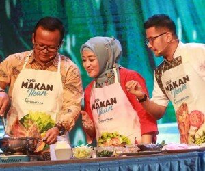 Menteri Kelautan dan Perikanan Edhy Prabowo sedang memperagakan masak ikan.(ist)