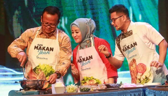 Menteri Kelautan dan Perikanan Edhy Prabowo sedang memperagakan masak ikan.(ist)