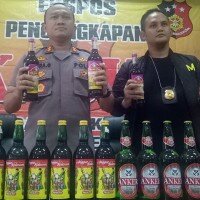 Kapolres Serang, AKBP Indra Gunawan didampingi Kasatreskrim AKP Maryadi menunjukan barang bukti miras hasil operasi Sikat Kalimaya saat ekspose di Mapolres Serang