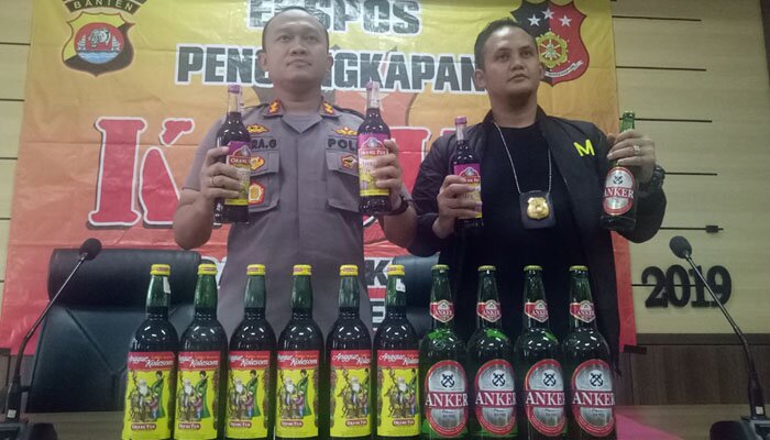 Kapolres Serang, AKBP Indra Gunawan didampingi Kasatreskrim AKP Maryadi menunjukan barang bukti miras hasil operasi Sikat Kalimaya saat ekspose di Mapolres Serang