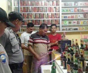 Personel Polsek Pulomerak melakukan razia operasi penyakit masyarakat (Pekat) di sebuah warung penjual jamu, Jumat (13/12/2019) malam. (ist)