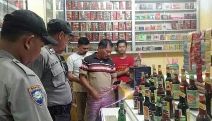 Personel Polsek Pulomerak melakukan razia operasi penyakit masyarakat (Pekat) di sebuah warung penjual jamu, Jumat (13/12/2019) malam. (ist)