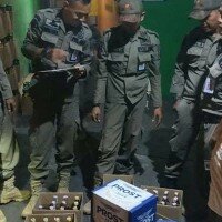 Jajaran Satpol PP Depok yang berhasil menyita miras dari salah satu kios penjual miras di kawasan Depok Lama. (anton)