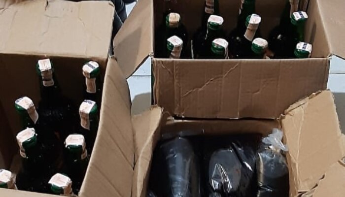 Puluhan botol dan kemasan plastik minuman keras disita petugas Polsek Sawangan dalam operasi Cipkon menjelang tahun baru (angga)