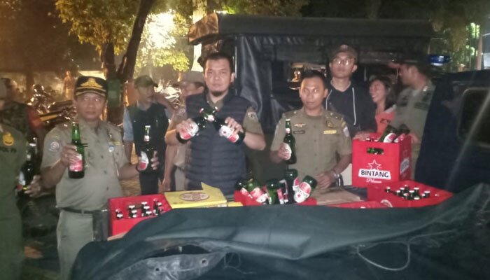 Miras hasil razia yang didapat satpol PP Jakarta Timur. (Ifand)
