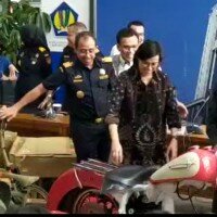 Menteri Keuangan Sri Mulyani dan Menteri BUMN Erick Tohir saat melihat motor Harley yang diselundupkan Dirut Garuda Ari Ashkara. (Ist)