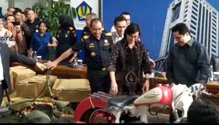 Menteri Keuangan Sri Mulyani dan Menteri BUMN Erick Tohir saat melihat motor Harley yang diselundupkan Dirut Garuda Ari Ashkara. (Ist)