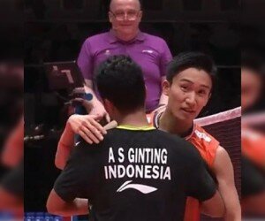 Kento Momota memeluk Ginting usai menang dengan 17-21, 21-17 dan 21-14 di BWF BWF World Tour Finals 2019.(Ist)