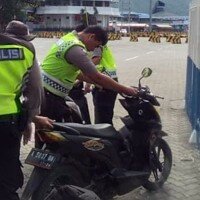 Petugas Kepolisian Sektor Kawasan Pelabuhan (KSKP) Merak, saat menurunkan motor curian dari atas Kapal KMP Wira Artha di Dermaga III Pelabuhan Merak